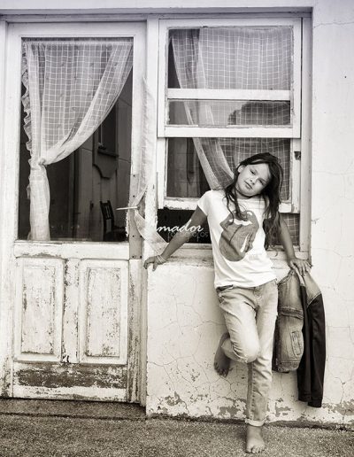 foto de niña frente a la puerta de una casa