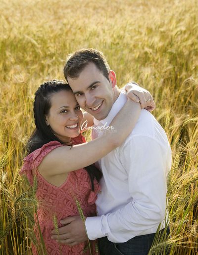 foto de pareja abrazados en un campo de trigo