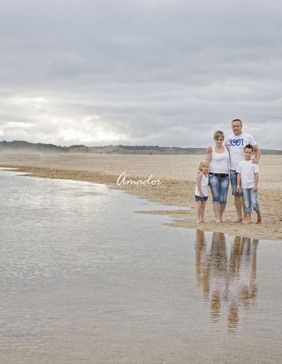 familia en la arena junto a la orilla