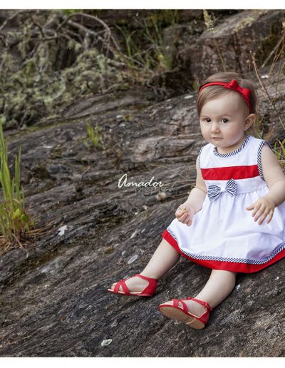 foto de bebé sentada en unas rocas
