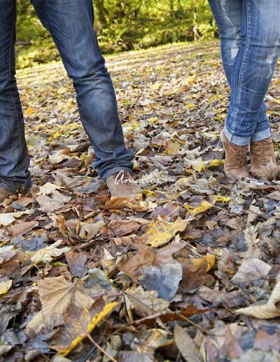 foto de los pies de una pareja sobre las hojas caídas