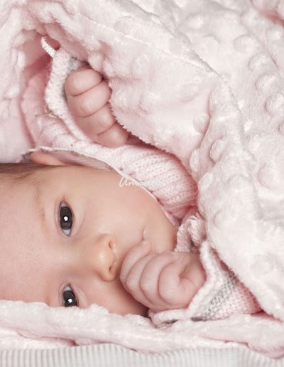 bebé en manta rosa