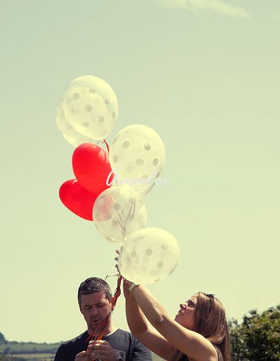 pareja sosteniendo unos globos