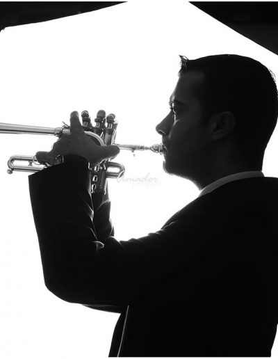 foto a trasluz de hombre tocando la trompeta