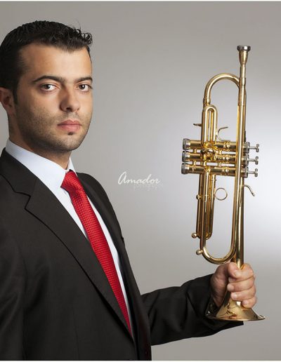 foto de hombre contraje sosteniendo una trompeta