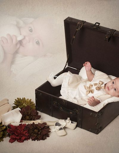 foto de estudio de bebé en baúl
