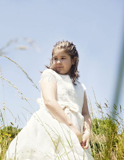 niña vestida de comunión en el campo