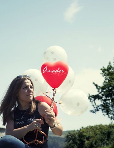 foto de chica sosteniendo unos globos