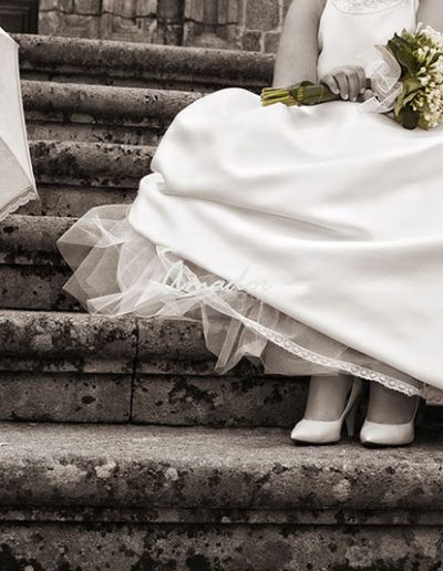 novia sentada en escalinata de piedra