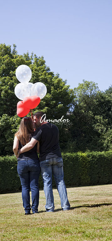 foto de pareja de espalda mientras ella sostiene unos globos