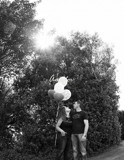 foto de pareja mientras ella sostiene unos globos