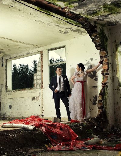 foto de novios en el interior de una casa derruida