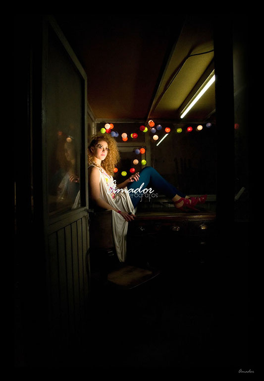 foto de mujer con vestido blanco de noche con luces al fondo